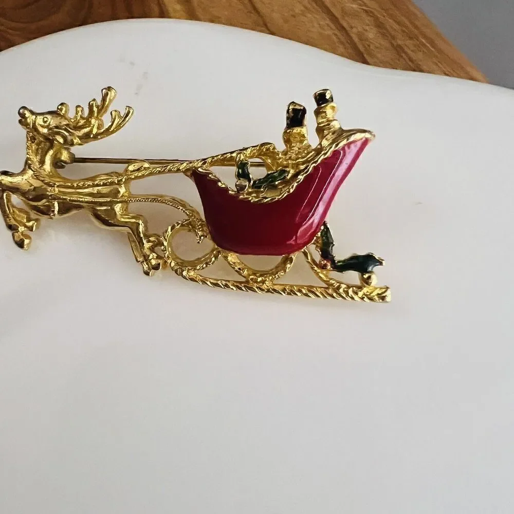 Vintage Reindeer Sleigh Pin Brooch Christmas Holiday Gold Tone Enamel 1024
